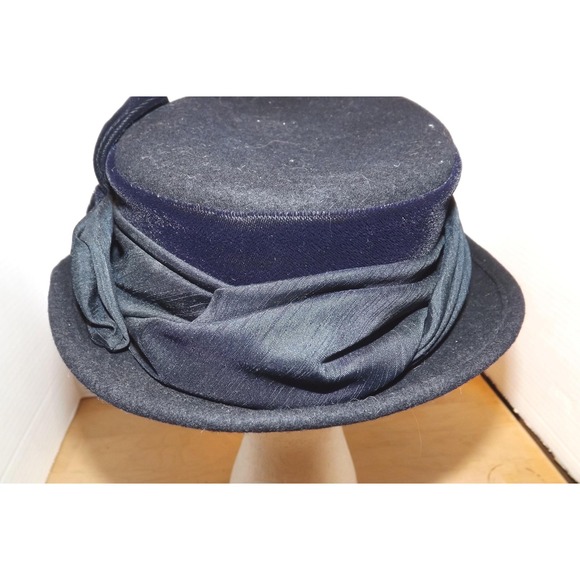 Vintage 1950s Black Wool Felt Pillbox Hat with Velvet Bow main image 9